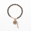 Zweilagiges Perlenarmband mit schwarzen Kristallen und funkelndem Goldkreis-Anhänger - Schwarz