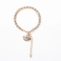 Dettaglio di un bracciale boho a doppio strato con perline grigie e ciondolo a conchiglia dorata - Grigio