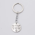 Dettaglio portachiavi argento con incisione 'She believed she could' e ciondolo croce - Stile Ispiratore She Believed (she believed款)