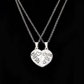 Dettaglio dei ciondoli a cuore Big Sis e Little Sis in finitura argento lucido - Big sis / Collana