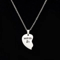 Collana con mezzo pendente a cuore e incisione weirdo #1 su sfondo di velluto nero - weirdo #1 / Collana