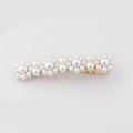 Détail de la barrette à cheveux avec perles blanches sur une base en métal doré - Barrette à Ressort Quatre Fleurs et Perles