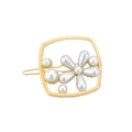 Eleganter goldener Haarclip mit geometrischen Perlenblumen auf weißem Hintergrund - Quadratisch