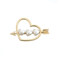 Broche cœur dorée avec motif flèche de Cupidon et trois perles blanches en forme de cœur - Flèche de Cœur avec 3 Perles (H166)