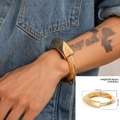 Bracciale da uomo dorato a molla con trama in denim scuro e design a polsino aperto - Oro(02393)