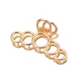 Detailansicht der großen goldenen geometrischen Haarspange mit ineinandergreifenden Ringen - Gold