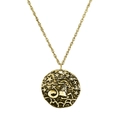 Macro d'un pendentif pièce vintage doré avec relief Capricorne et chaîne torsadée - Capricorne Or Antique
