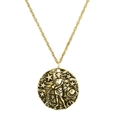 Détail macro du pendentif de pièce de monnaie Verseau vintage doré avec relief céleste - Verseau Or Antique