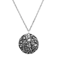 Détail macro du pendentif Verseau en argent vintage avec relief céleste sur une chaîne torsadée - Verseau Argent Antique