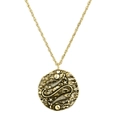 Gros plan du pendentif Poissons vintage en or avec relief détaillé et chaîne torsadée dorée - Poissons Or Antique