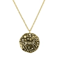 Détail d'un pendentif signe du Bélier doré vintage avec relief sur une chaîne torsadée - Bélier Or Antique