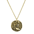 Gros plan du pendentif zodiacal Lion en or rétro avec relief lion et étoiles d'or - Lion Or Antique