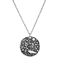 Gros plan du pendentif zodiaque Lion en alliage argenté vintage avec relief soleil et étoiles - Lion Argent Antique