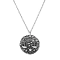 Détail macro du collier pendentif Balance en argent antique avec des motifs célestes - Balance Argent Antique
