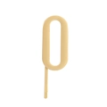 Minimalistische beige matte Haarklammer mit ovalem Design auf weißem Hintergrund - Buchstabe O