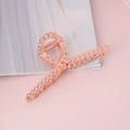 Eleganter Haarklammer aus Metall in Roségold mit Kettendesign auf rosa Hintergrund - Roségold