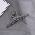 Κοντινό πλάνο κλιπ μαλλιών σε gunmetal χρώμα με σφυρήλατη υφή σε γκρι τούλι - Μαύρο όπλο