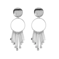 Dettaglio degli orecchini a nappa color argento con dischi rotondi e frange metalliche - Argento