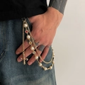 Détail d'une chaîne de taille punk multicouche avec perles, étoiles et pendentif croix - Style Croix Étoile (1755) / Or