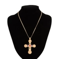 Collana a croce dorata barocca con gemme rosse verdi e blu su modello in velluto - Croce Intagliata Dorata (06747)