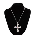 Collana con ciondolo a croce d'argento hip hop con gemme colorate su un manichino - Croce Intagliata Argentata (06747)