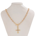 Collana hip hop dorata con ciondolo a croce e gemme colorate su un espositore - Croce in Rilievo Dorata (06748)