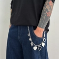Dettaglio catena per pantaloni in argento con pendenti a cuore in stile hip hop trendy - Argento