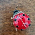 Broche coccinelle en émail rouge avec cristaux étincelants sur une base en métal doré - Style Coccinelle Rouge