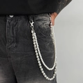 Catena da uomo con perle bianche e maglie in metallo argento appesa a jeans scuri - Stile Argento (01985)