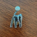 Creatieve zilveren tandartsbroche met tand- en spiegelontwerp op houten achtergrond - Zilver