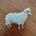 Spilla vintage a forma di pecora dorata con perle bianche e cristalli su legno bruno - Pecora Grande