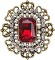 Dettaglio della spilla dorata vintage con cristallo rubino, perle e strass scintillanti - Rosso