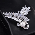 Elegante broche de hoja de olivo plateada con cristales de circón y perla redonda - Plata Perla