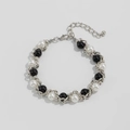 Heren armband met zilveren ketting en zwart-witte parels en verstelbare karabijnsluiting - Zilverkleurige Stijl (03015)