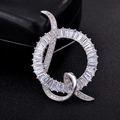 Elegante broche de anillo plateado con cristales de circonita sobre fondo de cuero negro - Estilo Circular (tg0128) / Plateado