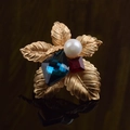 Detalle de broche de flor vintage con hojas doradas y piedras de colores - Perla Azul Oscuro