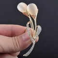 Details der Tulpenbrosche mit Opal-Effekt und weißen Zirkonia auf goldenem Stiel - Gold