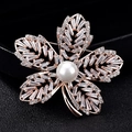 Elegante spilla a fiore in oro rosa con perla bianca e scintillanti zirconi cubici - Foglia Oro