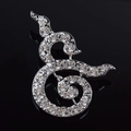 Eleganter silberner Thai-Wirbel-Anstecknadel mit Strasssteinen auf schwarzem Hintergrund - Silber