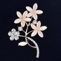 Dettaglio della spilla a fiore con petali in pietra occhio di gatto rosa e strass brillanti - Oro