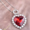Elegante Halskette mit rotem Herzkristall Anhänger und glitzerndem Diamantbesatz - Rotes Herz