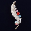 Elegante spilla a piuma con cristalli colorati su una base in lega dorata - Foglia Colorata
