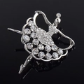 Detalle macro de brillantes diamantes de imitación en broche de bailarina de plata - Blanco