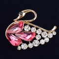Primer plano del broche de cisne con cristales rosas de gota y brillantes blancos - Rojo