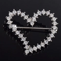Detalle de broche de corazón con diamantes y base de plata sobre fondo negro reflectante - Corazón Plateado