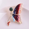 Dettaglio della spilla a farfalla vintage con smalto rosso sfumato e strass lucidi - Farfalla Iridescente (Azzurro)