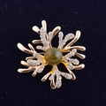 Detalle de broche de coral dorado con cuenta verde y brillantes de imitación blancos - Rama Dorada Perla Verde (Sparkle)