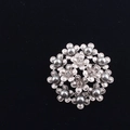 Detalle del broche de flor de plata retro con perlas sintéticas y cristales - Flor Plata Mate