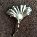 Spilla foglia di ginkgo dorata con grande perla bianca e strass scintillanti - Matte Gold Ginkgo Leaf