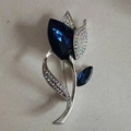 Elegante spilla a tulipano blu intenso con petali di cristallo e strass brillanti - Stile Floreale Blu